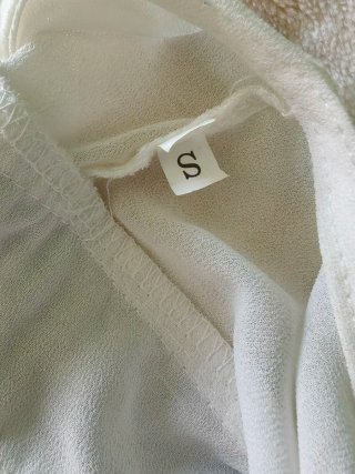 Mono blanco con detalles plateados