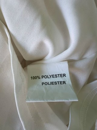 Mono blanco con detalles plateados