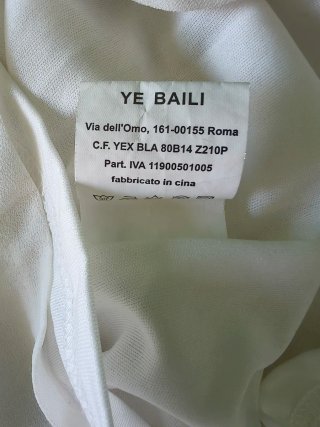Mono blanco con detalles plateados