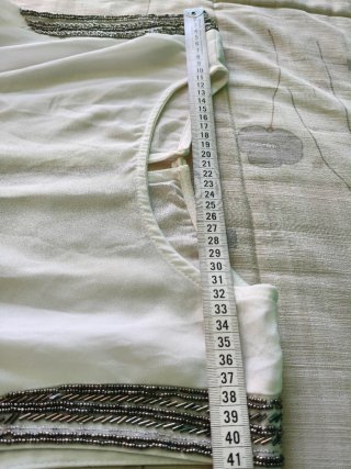 Mono blanco con detalles plateados