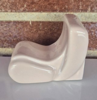 Toallero y perchero de cerámica rosa y dorado