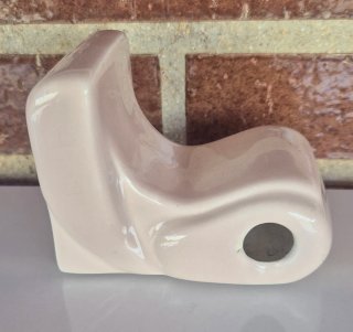 Toallero y perchero de cerámica rosa y dorado