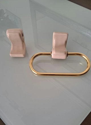 Toallero y perchero de cerámica rosa y dorado