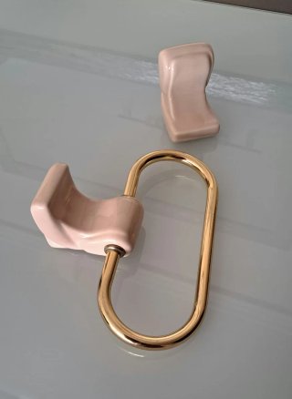 Toallero y perchero de cerámica rosa y dorado