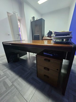Tavolo da ufficio in legno marrone con cassetti
