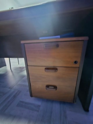 Tavolo da ufficio in legno marrone con cassetti
