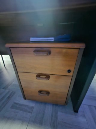 Tavolo da ufficio in legno marrone con cassetti