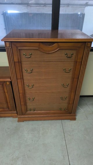 Cómoda de madera marrón