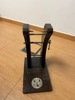 Jamonero de madera oscuro