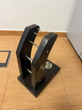 Jamonero de madera oscuro