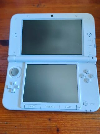 Nintendo 3DS XL Blanca con cargador y lápiz