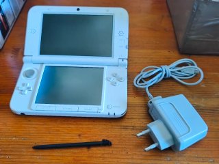 Nintendo 3DS XL Blanca con cargador y lápiz