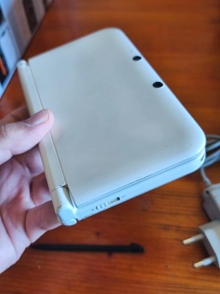 Nintendo 3DS XL Blanca con cargador y lápiz