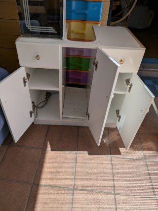 Mueble de baño blanco y mueble pared largo espejo