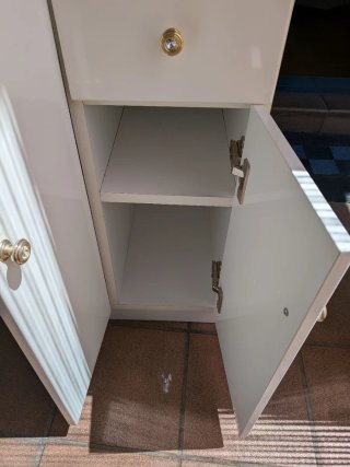 Mueble de baño blanco y mueble pared largo espejo