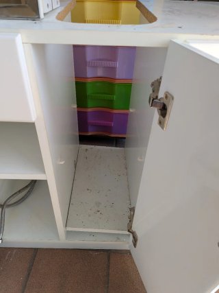 Mueble de baño blanco y mueble pared largo espejo