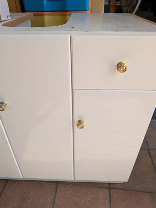 Mueble de baño blanco y mueble pared largo espejo