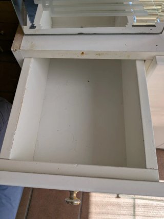 Mueble de baño blanco y mueble pared largo espejo