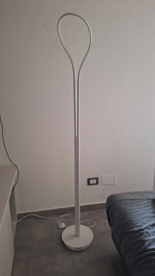 Piantana LED moderna bianca
