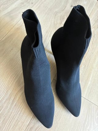 Botín tacón fino negro.