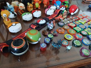 Lote Pokémon: Pokebolas, Chapas y tacos. Juguetes