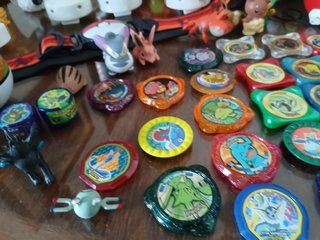 Lote Pokémon: Pokebolas, Chapas y tacos. Juguetes