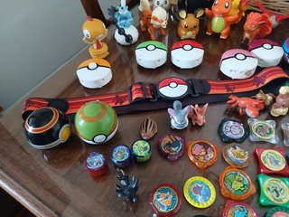 Lote Pokémon: Pokebolas, Chapas y tacos. Juguetes