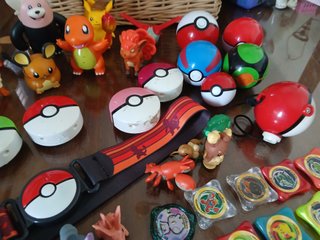 Lote Pokémon: Pokebolas, Chapas y tacos. Juguetes