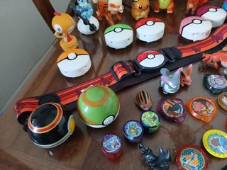 Lote Pokémon: Pokebolas, Chapas y tacos. Juguetes