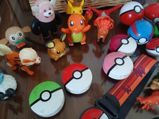 Lote Pokémon: Pokebolas, Chapas y tacos. Juguetes