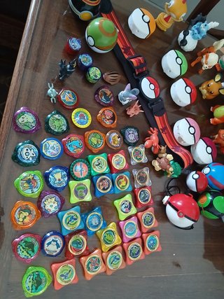 Lote Pokémon: Pokebolas, Chapas y tacos. Juguetes