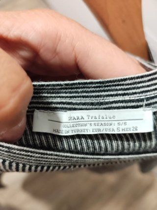 Vestido corto Zara rayas negras blancas.