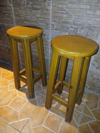 Due sgabelli in legno