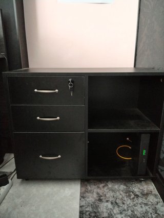 Mueble de oficina con cajones y estante