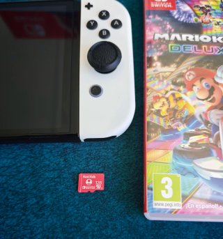 Nintendo Switch OLED + Mario Kart 8 Deluxe