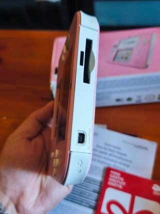 Nintendo 2DS Rosa en caja con cargador y lápiz