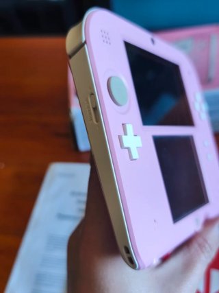Nintendo 2DS Rosa en caja con cargador y lápiz