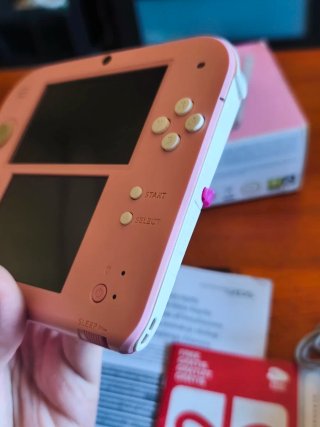 Nintendo 2DS Rosa en caja con cargador y lápiz
