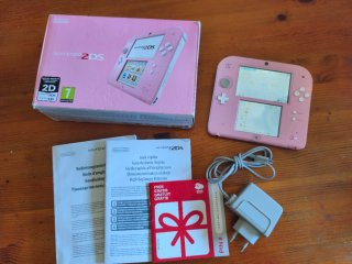 Nintendo 2DS Rosa en caja con cargador y lápiz