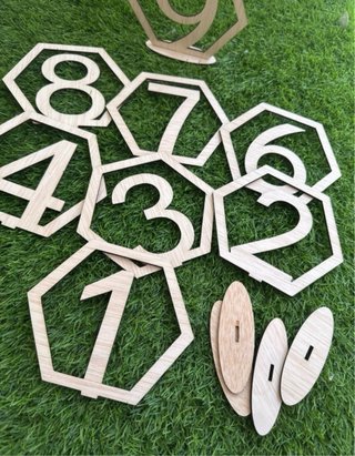 Números de mesa hexagonales de madera