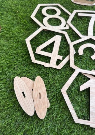 Números de mesa hexagonales de madera