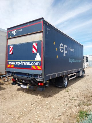 Camion rígido volvo fl 210 con trampilla