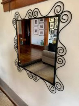 Specchio decorativo nero con cornice in metallo