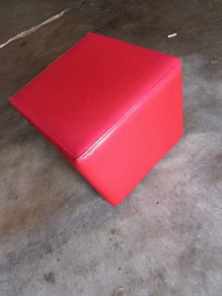 2 Puffs Rojos Piel Sintética