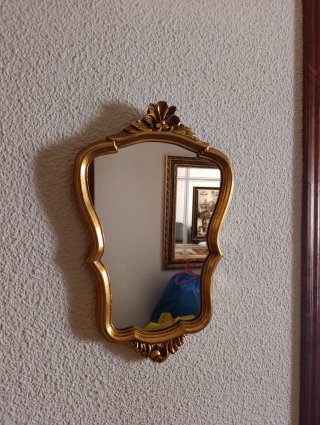 Espejo decorativo dorado con marco de madera