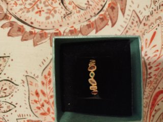 Anillo ajustable con piedras de colores