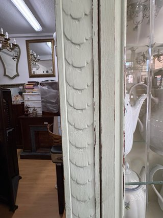 Vitrina expositora de madera y cristal