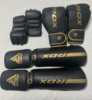 RDX Guantes MMA, Guantillas y Tibiales Negro/Dorad