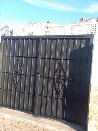 Puerta y reja metálica a medida
