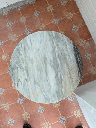 Mesa antigua redonda mármol y madera